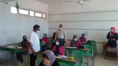 رئيس مدينة رأس غارب يتابع سير الامتحانات التجريبية الاسترشادية للثانوية العامة (صور)