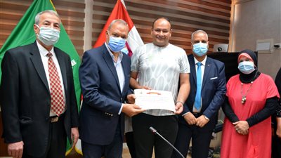 محافظ القليوبية يكرم أبطال الخماسي الحديث بنادي بنها الرياضي (صور) 