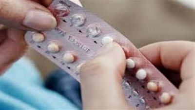 النساء اللواتي يتناولن حبوب منع الحمل معرضات للإصابة بالعمى (دراسة)