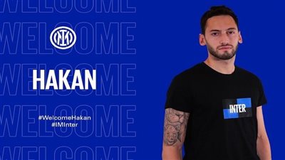 هاكان يرد على انتقادات جماهير ميلان برسالة صامتة