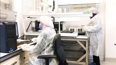 فحص بقايا آدمية وعظمية في معمل الحمض النووي بمتحف الحضارة (خاص)