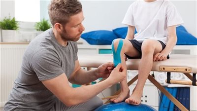 نفسي أشوف ابني كويس.. أب يستغيث بالسيسي لعلاج نجله المصاب بالضمور العضلي دوشين | صور