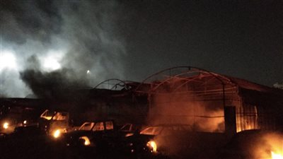 حريق وزارة الزراعة يلتهم سيارات وصوبًا.. ومحاولات للسيطرة عليه (صور)