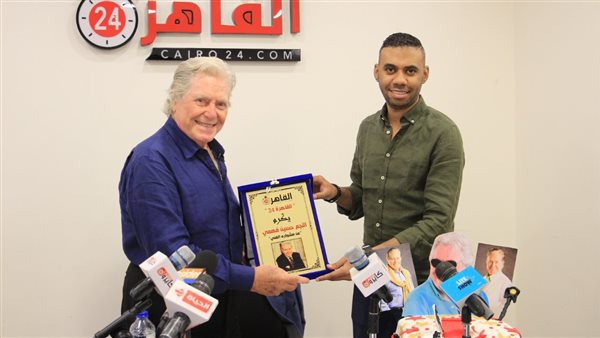 حسين فهمي يتسلم التكريم