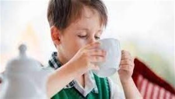 تناول الأطفال الشاي