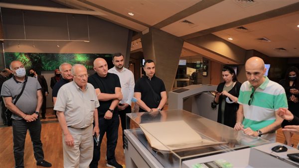 الوفد خلال زيارته