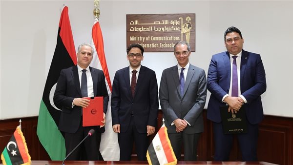 أثناء توقيع الاتفاق