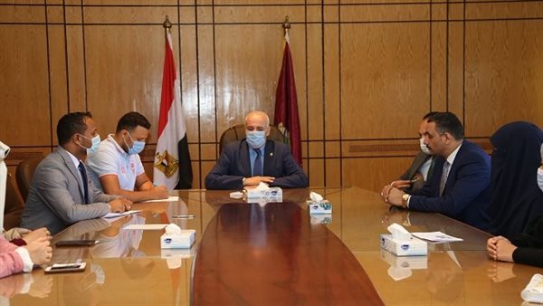 تسليم المنح الدراسية