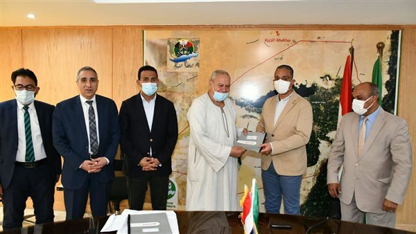 محافظ الفيوم يُسلم