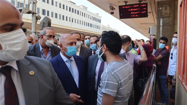 وزير النقل خلال جولته