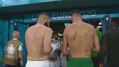 رونالدو وبنزيما يتبادلان القمصان أثناء مباراة فرنسا والبرتغال في يورو