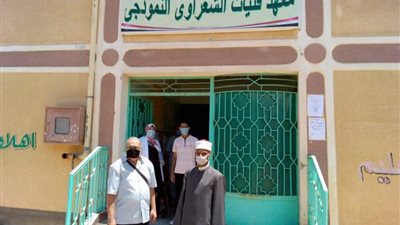 طلاب الأدبي بالشهادة الأزهرية يؤدون امتحان 