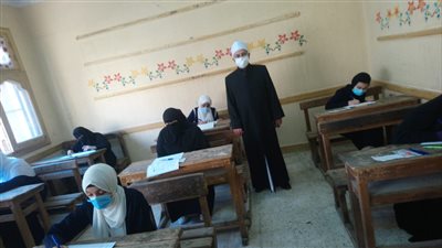 رئيس قطاع المعاهد يتفقد لجان امتحان دسوق ويشيد بالالتزام بالإجراءات الاحترازية (صور)