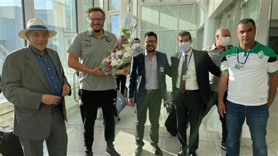 الرجاء المغربي يستقبل بعثة بيراميدز بالورود في كازبلانكا 