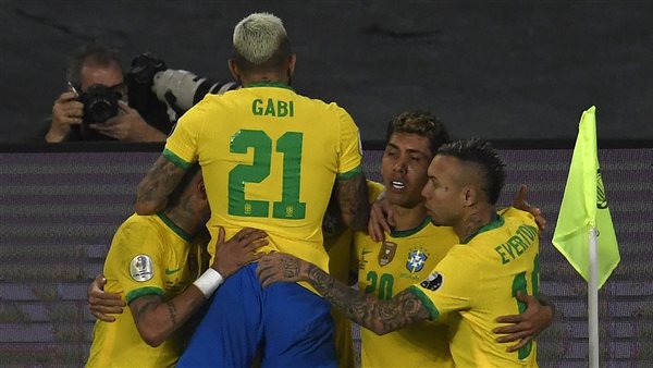 لاعبو البرازيل يحتفلون