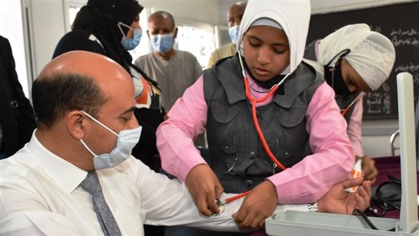 طالبة تقيس الضغط