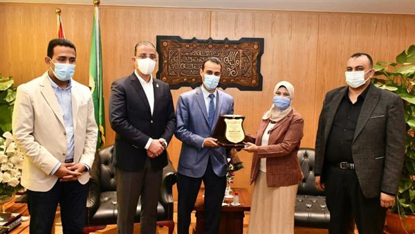 محافظ الفيوم يُكرم