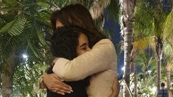 وزيرة الهجرة تحتضن