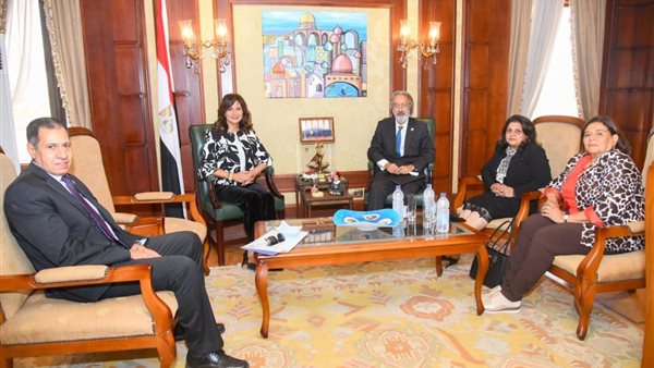 وفد برلماني مع وزيرة