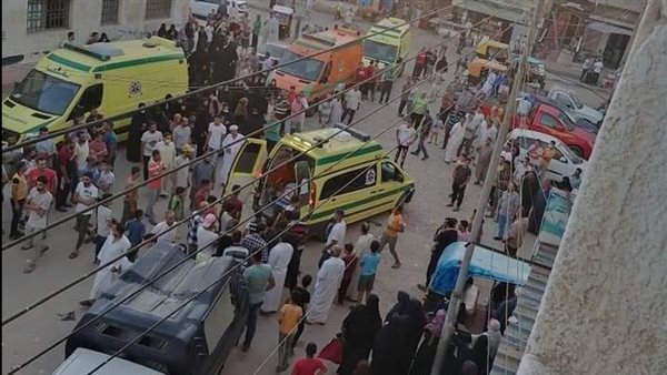 تجمع الأهالي أمام