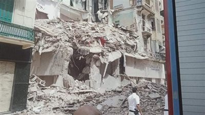 انهيار عقار في العطارين والبحث عن ضحايا تحت الأنقاض بالإسكندرية