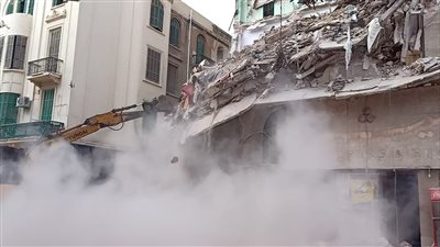  الهلال الأحمر بالإسكندرية: العقار المنهار يسكنه 20 أسرة.. وانتشال 4 مصابين بينهم سيدة