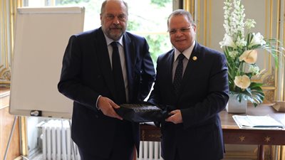 النائب العام يلتقي وزير العدل الفرنسي بالعاصمة باريس