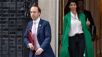 استقالة وزير الصحة البريطاني بعد واقعة خيانة زوجته وخرق قيود فيروس كورونا