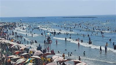 إنقاذ 53 حالة من الغرق.. وضبط 10 شيش بشاطئ رأس البر