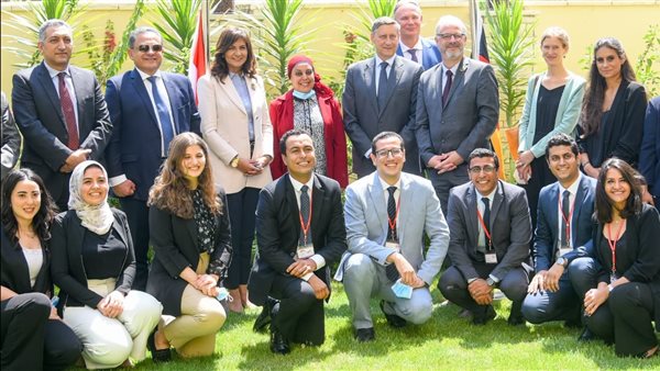 وزيرة الهجرة وسفير