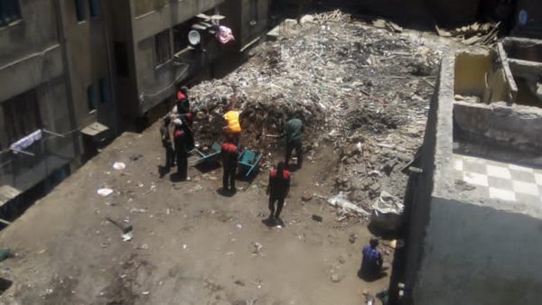 رفع القمامة من أعلى