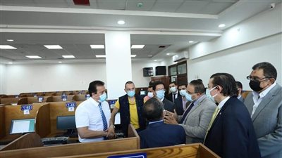 وزير التعليم العالي يتفقد مركز الاختبارات الإلكترونية والمكتبة المركزية بجامعة بنها (صور) 
