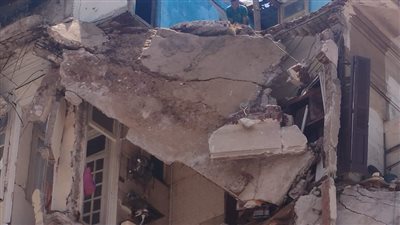 إزالة الأجزاء الخطرة من شرفتين بعقار بالإسكندرية عقب انهيارهما