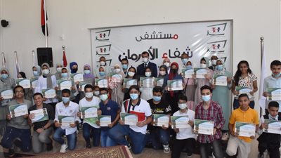 تكرم 39 طالبًا وطالبة من أوائل الشهادة الإعدادية بالأقصر (صور)