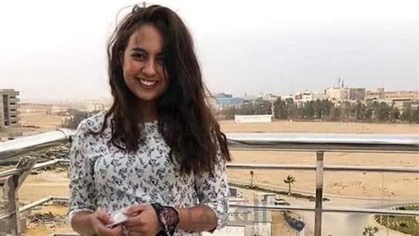 حبيبة طالبة الفستان