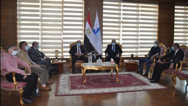 لجنة اختيار عميد