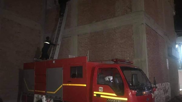 إنقاذه قطة عالقة