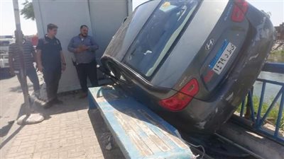 إصابة شخص في تصادم سيارة ملاكي بعمود إنارة أمام بوابة جامعة أسيوط