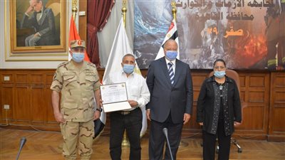 محافظ القاهرة يشهد أعمال تدريب مجابهة الأزمات ويكرّم عددًا من أسر الشهداء