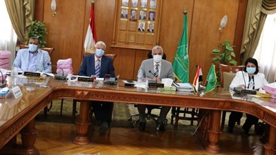 رئيس جامعة المنوفية يترأس لجنة اختيار مديري العموم في الكليات (صور)