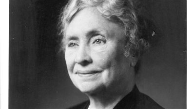 هيلين كيلر.. كفيفة وصماء تحولت إلى أديبة ورائدة عالمية