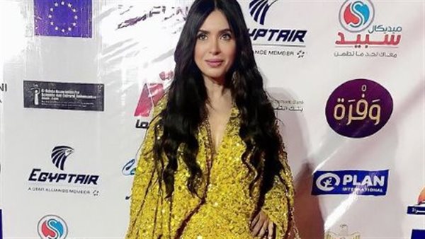 الراقصة دينا