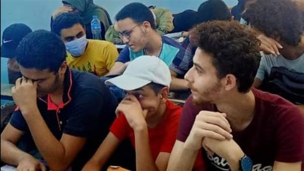 طلاب دون كمامات داخل