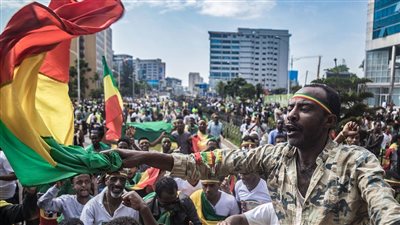 يكفي قتل وتجويع تيجراي.. احتجاجات ضد رئيس الوزراء الإثيوبي آبي أحمد أمام صندوق النقد الدولي | فيديو