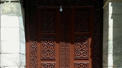 بعد طلاء باب أثري بـ