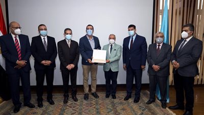 رئيس جامعة طنطا يكرم فريقًا طبيًا بعد نجاح استئصال ورم نادر من رقبة مريض