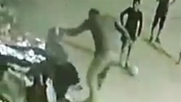 رجل يعتدي على طفل