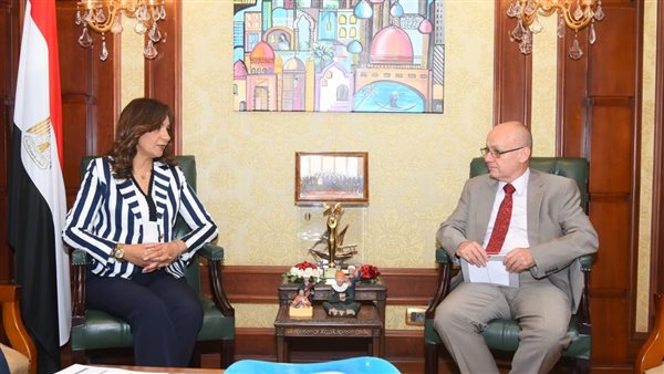 وزيرة الهجرة مع السفير