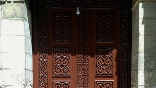 طلاء باب الجامع الأقمر