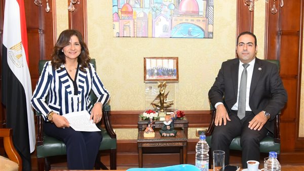 وزيرة الهجرة مع لجنة